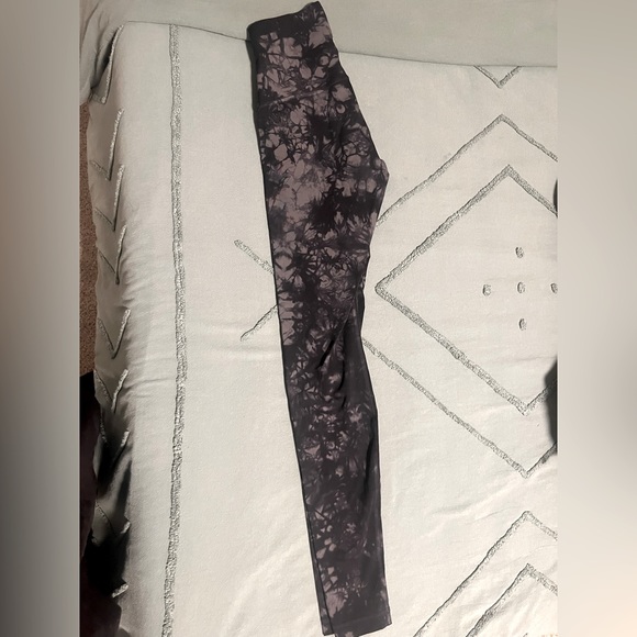 Lululemon High-Rise leggings in 28” - Picture 2 of 4